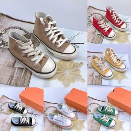 Designer Kids Running Shoes jouent Love With Eyes Hearts 1970S Children Big Eyes Eyes Beige Classic Casual Skateboard et Boys Girls Sports Chaussures 26-36