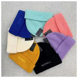 Bonnet tricoté de créateur avec motif de lettres, design unisexe adapté aux hommes et aux femmes à porter lors de réunions en plein air coupe-vent chaud résistant au froid