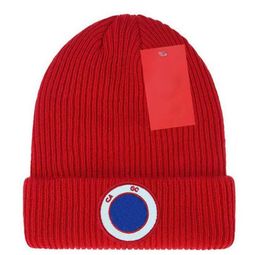 Temperamento de prendas de punto de diseño Reconocimiento del diseño de letras calientes de gorro versátiles versátil regalo de Navidad muy bonito bolsillo de polvo 12 colores