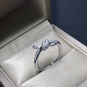 Designer Knot Ring Men and Women Sterling Sier Anneaux Fashion Classic Style avec des diamants Cadeaux pour le fiançailles Bijoux de fête d'anniversaire Good Nice