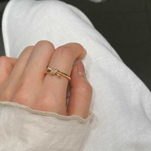 Designer knoopring dames boog gedraaid diamant rosé goud licht luxe eenvoudig ontwerp