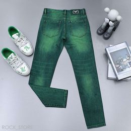 Designer Kuegou Jeans vert fantôme à eau haut de gamme pour hommes 2024 Spring et automne Nouvel élastique slim slim small pieds pantalons décontractés en denim 178