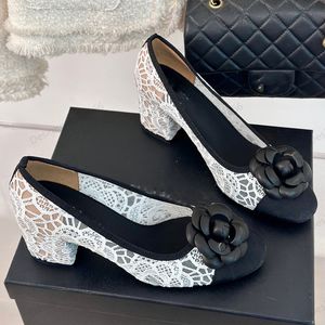 Designer Lace Satin Lambskskin Ballet Flats Dames kledingschoenen Classic Pumps Netten Patchwork Slingbacks Camellia Sandaalronde tenen Glippen op Mary Jane schoenen 1,5 cm