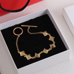 Diseñador Pulsera para mujer Oro Plata Moda Carta de lujo Pulsera de cristal Barra de boda Configuración Regalos de joyería para mujeres Pulseras elegantes