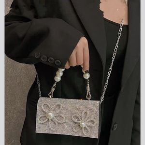 Bolso de cena de nicho de diseñador para damas Conjunto de diamantes de color sólido de alta calidad Bolso de sobre de cadena de banquete con hebilla cuadrada de cristal Bolso de embrague elegante