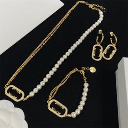 Conjunto de collar de perlas de diseñador para mujer, collar de arco de triunfo, pulsera, pendiente colgante para mujer, diseño de lujo, cadena de cuello de estilo fresco a la moda