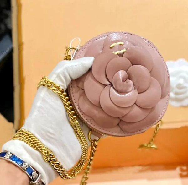 Sac de maquillage de gâteau rond pour dames de concepteur matériel de camélia en trois dimensions en métal bouton C petit pendentif chaîne en or sac à bandoulière sac à main sacs à clés porte-monnaie portefeuille