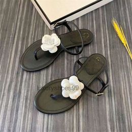 Designer Ladies Sandals 2023 Nouveau fond plat Camellia Cramping Foot Summer Europe et style American Casual Chaussures