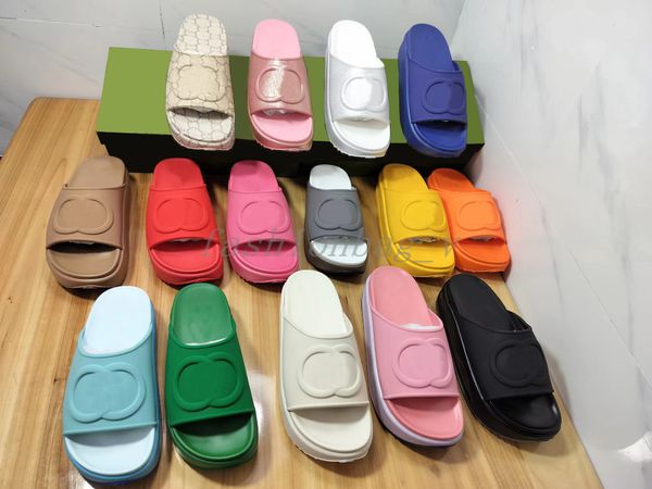 Diseñador Sandalias de verano para mujer Zapatillas de playa de goma Sandalias planas de suela gruesa Zapatos de baño para el hogar Agujero negro Zapatos cómodos de cártamo