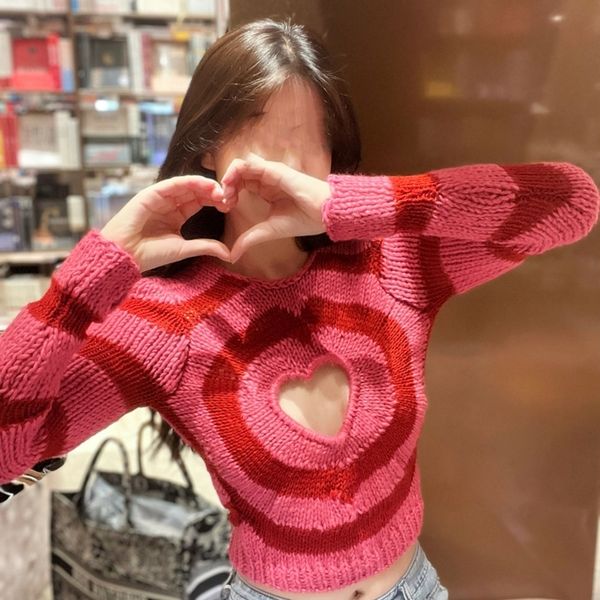 Suéter de diseñador para mujer, top corto de punto ajustado con corazón a rayas rosas, pelo islandés ahuecado, Otoño/Invierno