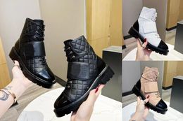Botas acolchadas de piel de cordero de diseñador, botas de combate de invierno para mujer, botines Martin con plataforma y cordones