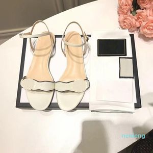 Diseñador Últimas sandalias de moda para mujer Hebilla de metal Cuero Fondo plano Tamaño 34-41 Cómodo 2022