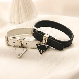 Designer lederen armband armband charme polsband dames luxe armbanden brief sieraden polsband manchet driehoek hanger