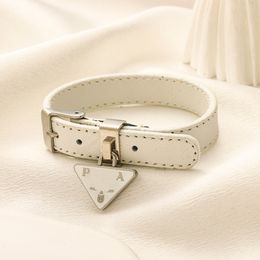 Bracelet en cuir de créateur, breloque, Bracelet de luxe pour femmes, lettres, bijoux, manchette, pendentif Triangle