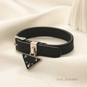 Designer lederen armband armband charme polsband dames luxe armbanden brief sieraden polsband manchet driehoek hanger cadeau