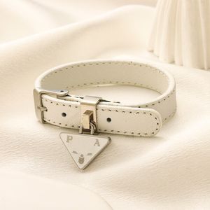 Designer lederen armband Bangle Charm polsband Womens luxe armbanden Letters sieraden polsbandje manchet driehoek hanger