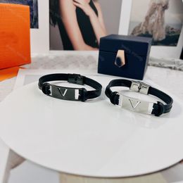 Pulsera de cuero de diseñador para mujer, joyería para hombre, pulseras de acero de titanio, brazalete elegante para mujer, joyería de moda de lujo negra para regalo de cumpleaños con caja