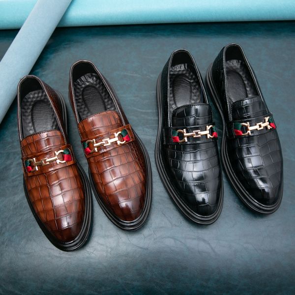 Diseñador de cuero de cuero de vaca Hombres de lujo Vestido de conducción casual Mocasines negros Mocasines para hombre Zapatos de oficina de boda italianos para niños Botas de vestir de fiesta