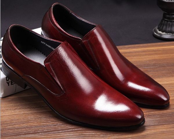 Chaussures habillées en cuir de créateur Europe Mode Hommes d'affaires Talon bas Chaussures habillées en cuir de vachette ciré doux et lisse professionnel ow usine