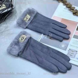 Designer leer vijf vingers uggg handschoenen hoogwaardige vrouwen mannen kort fleece verdikte hoogwaardige handschoen vintage trendy vaste eenvoudige beschermende handschoenen 131