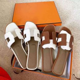 Sandalias de cuero de diseñador para mujer, zapatos planos de verano, zapatillas de playa en barbecho, arrastre con letras
