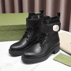 2022 Designer Leather Martin Boots Fashion Spring en herfst dameslaarzen rond teen metaal decoratie temperament Britse stijl korte laarzen