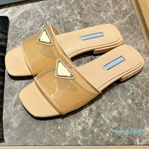 Designer: il fascino dei sandali in pelle definisce questi sandali con tacco piatto impreziositi dal triangolo in metallo dei famosi sandali