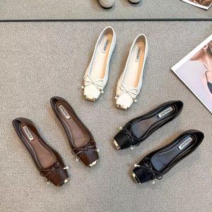 Designer leren schoenen Geklede schoenen Dames Loafers Platte metalen kop Boog Zwart bruin Wit pop eenvoudige casual lage hakken