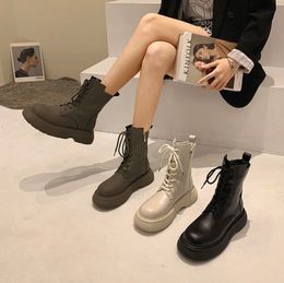 Designer cuir femmes bottes Martin Desert Boot flamants roses amour flèche médaille cuirs grossiers chaussures de créateurs d'hiver