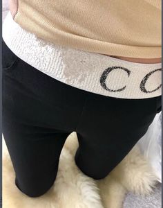 Leggings de créateurs pour femmes Printemps Automne Hiver Élastique Mince Kaka avec Abdomen et Hanches Fermé Taille Haute Pantalon de Yoga Barbie Pantalon à Neuf Points Leggins