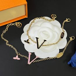 Bracelet lettre de créateur Boutique pour femmes, bijoux d'amour, nouveau cadeau de luxe, style mignon, rose, cadeau de noël pour la famille, chaîne
