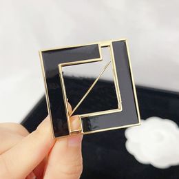 Diseñador Carta Broche 18k Broche de oro Vintage Diseñador Sello Insignia Broche Regalo de mujer Broche negro con caja Primavera Viajes Fiesta Accesorios Marca de moda