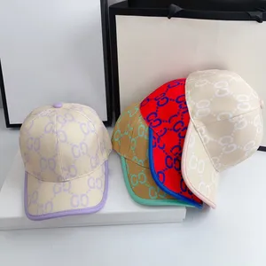 Gorra de béisbol con bordado de letras de diseñador Moda para hombres y mujeres Gorra de lengüeta de ala curva para viajes al aire libre Nuevo diseño de presión de borde multicolor