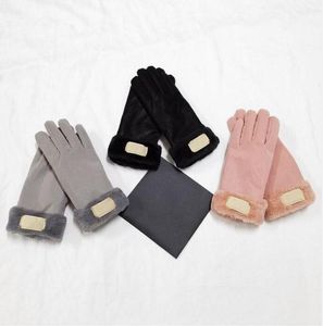 Gants de lettre de concepteur hiver automne mode femmes mitaines en cachemire gant avec belle boule de fourrure Sport de plein air gants d'hiver chauds AA007