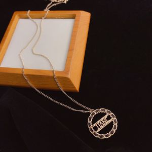 Colliers avec pendentif en forme de lettre de styliste, accessoires simples, mode classique, bijoux haut de gamme, cadeau de luxe sélectionné, Base polyvalente
