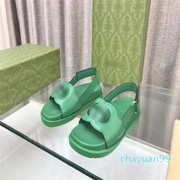 Diseñador -Sandalias con letras con enclavamiento Ahueca hacia fuera el talón alto Bombas de cuero Pisos Diapositivas Plataforma impermeable Zapatos de diseñador