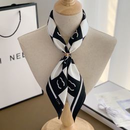 Lettre de concepteur enveloppe en soie petits vêtements échoués assortis doux cutanés de bandanas variables adaptés à la peau douce pour accessoires et cadeau