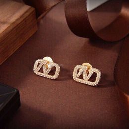 Designer lettre Stud boucle d'oreille femmes mode cerceau bijoux métal V boucle d'oreille Asffvcx très bon