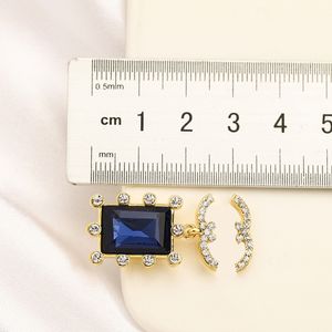 Designer Lettre Boucles d'oreilles Luxury Elegant Style Diamond Square Letter Pendand Brotte d'oreille pour femmes Bijoux de marque Cadeaux accessoires de haute qualité