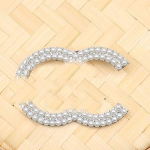 Designer Letters Broches Kleine Parel Kristal Strass Dames Pakken Jurk Pins voor Bruiloft Sieraden Accessoires 2 Kleuren