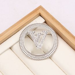 Designer Letters Broches Vintage Elegante Parel Broche Pins voor Vrouwen Sieraden Accessoires Bruiloft Cadeau