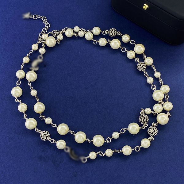 Collier de perles classiques français de luxe léger de styliste avec ensemble de diamants, bouton de homard pour femmes, bijoux de style polyvalent, cadeau de mode, bijoux de charme