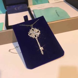 Ontwerper Lichte luxe niche tiffay en co set met diamanten sneeuwvlok sleutel hanger ketting sleutelbeen ketting vrouwelijk cadeau voor beste vriend Instagram trendy minimalistisch