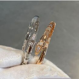 Diseñador Lin Zhou Pulsera de hueso de serpiente con diamantes llenos Chapado en oro de 18 quilates Pulsera abierta con diamantes de cabeza calva y cola de primavera Regalo de boda moderno y moderno