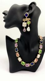 Nouveau collier incrusté de diamants de couleur verre en alliage du créateur Lin Zhou pour la mode et le tempérament des femmes, collier avec une sensation haut de gamme de niche, luxe léger et bijoux rétro