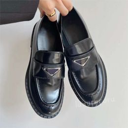 Molages de créateurs confort monolithes en cuir brossé femmes chaussures habitaires de chaussures baskets classiques mates extérieures chaussures