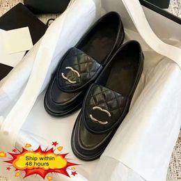 Diseñador Mocasines Caída Moda Cuero Ringer Todo fósforo Pequeños zapatos de cuero Mujeres de alta calidad Solo pie Hebilla de metal Zapato único negro