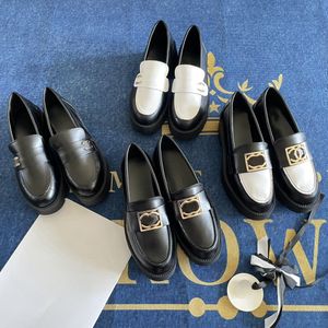 Mocassins de créateurs Dernière mode Cuir Luxe All-Match Petit Brillant Plat Casual Chaussures en cuir de haute qualité Femmes Boucle en métal de luxe unique Chaussures noires