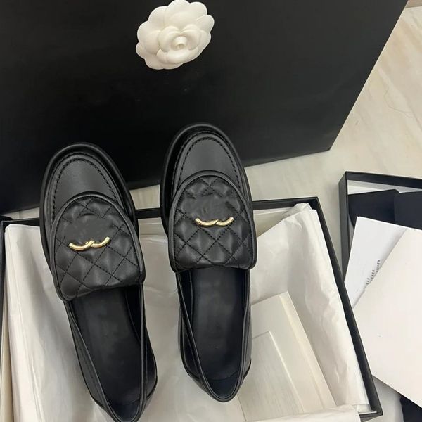 Mocasines de diseñador vestido de lujo con estampado de diamantes zapatos de cuero acolchados planos para mujer tacones gruesos zapato beige negro