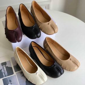 Mocassins de créateurs MM6 Tabi pantoufles chaussures de loisirs chaussures de bateau chaussures de ballet noires et blanches de luxe chaussures plates de fête sandales de fête en cuir basse mode.